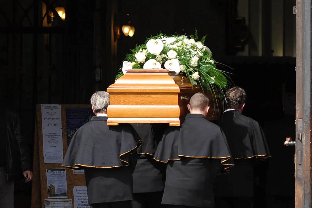 Jak sprawdzić datę pogrzebu w Pabianicach i uniknąć nieporozumień
