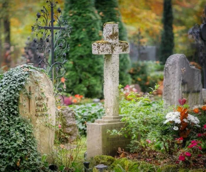 Pogoda na pogrzebie co oznacza? Odkryj znaczenie różnych zjawisk