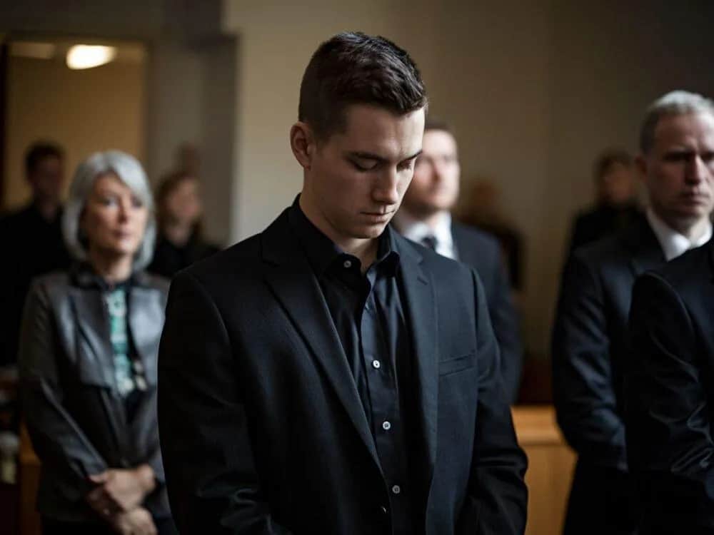 Jaka koszula na pogrzebie - unikaj błędów w wyborze stroju