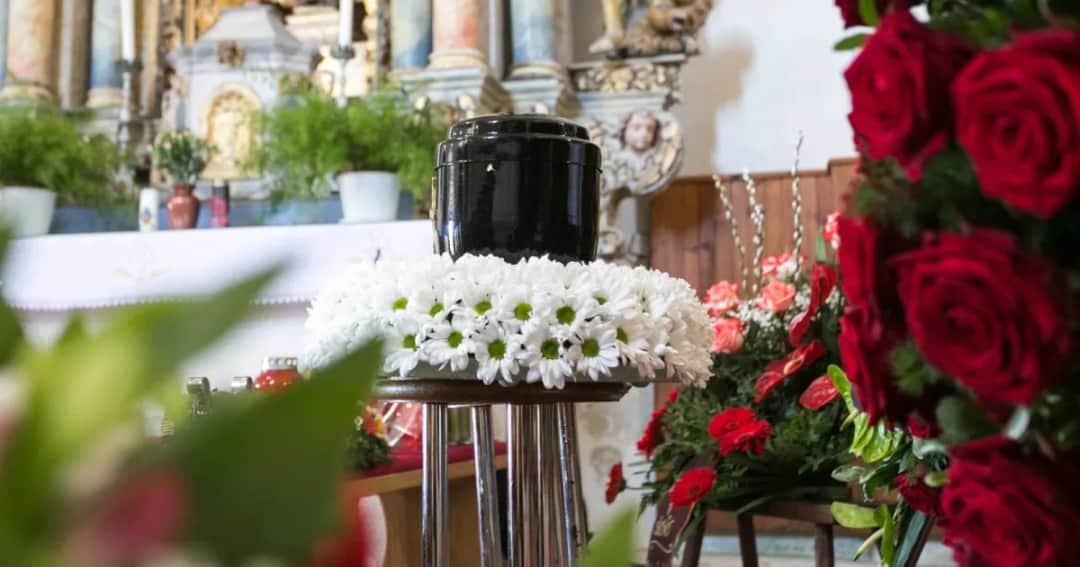 Czy kościół katolicki dopuszcza kremacje? Poznaj ważne zasady