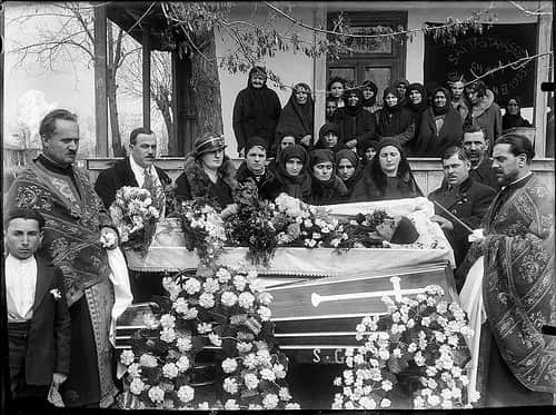 Kto niesie zdjęcie na pogrzebie? Tradycje i znaczenie w kulturze