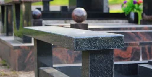 Ile kosztuje montaż ławki na cmentarzu? Sprawdź ukryte opłaty