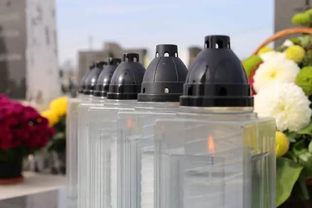 Jak ustawić znicze na pomniku, aby uniknąć niebezpieczeństw i zadbać o estetykę