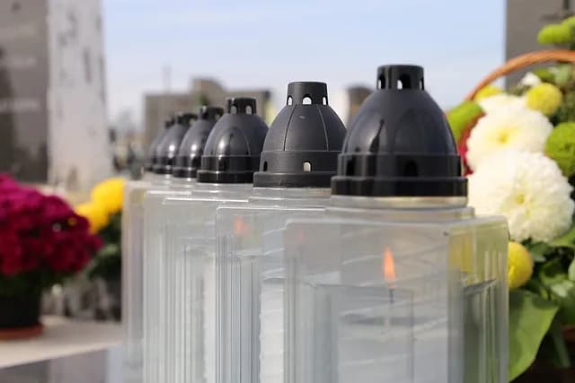 Jak ustawić znicze na pomniku, aby uniknąć niebezpieczeństw i zadbać o estetykę