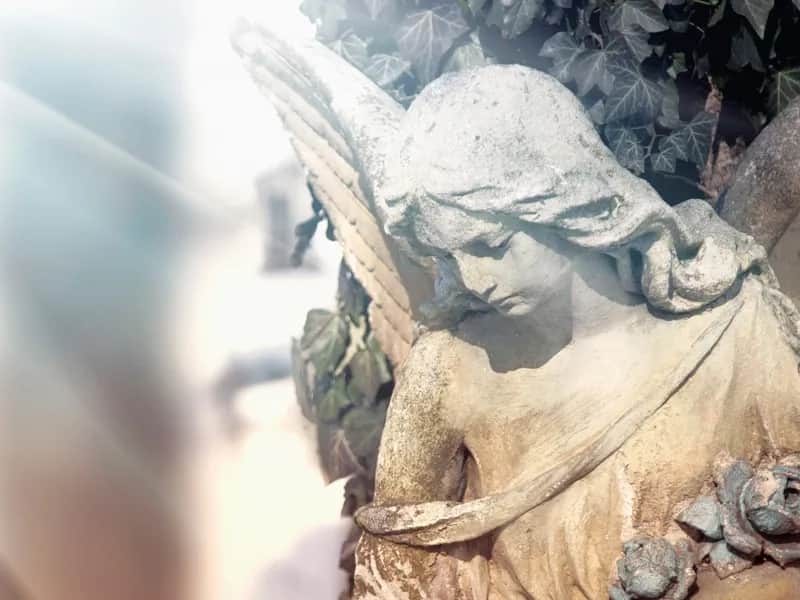 Jak składać kondolencje na pogrzebie - uniknij nietaktu i bólu