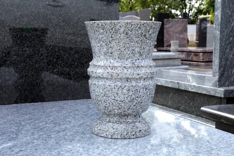 Jak odkleic wazon z pomnika granitowego bez ryzyka uszkodzeń