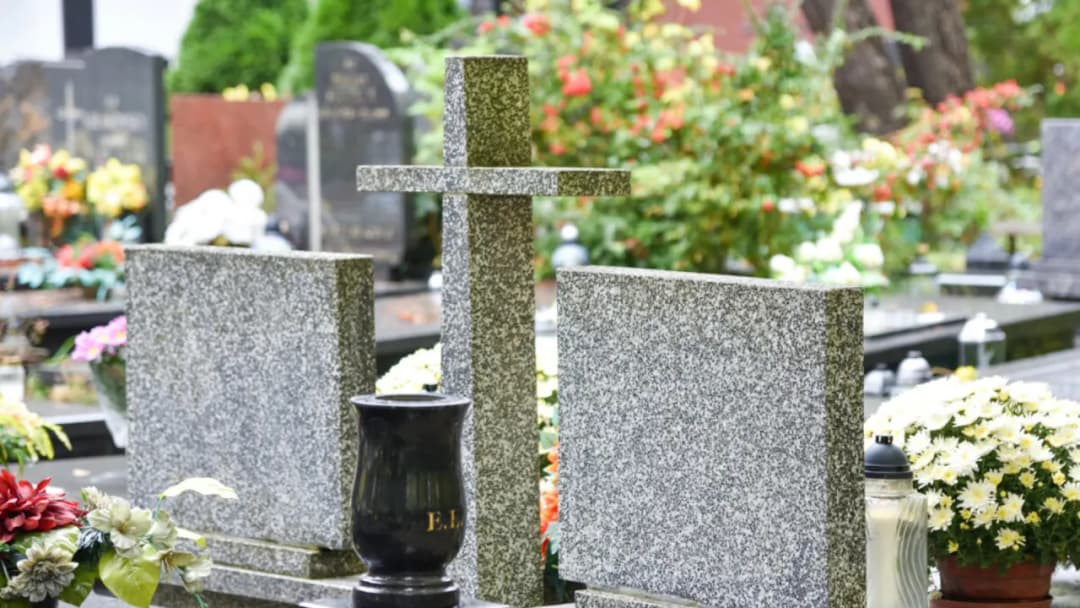 Jak znaleźć osobę na cmentarzu? Proste sposoby na lokalizację grobu