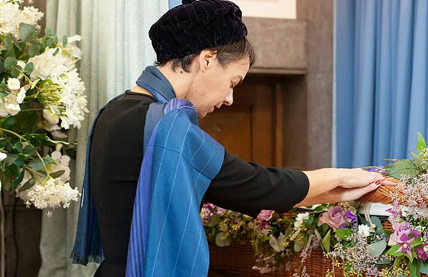 Kto niesie urnę na pogrzebie? Rola bliskich i emocjonalne znaczenie