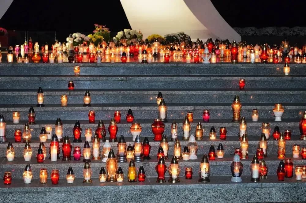 Co daje zmarłemu znicz? Odkryj jego głębokie znaczenie i tradycje