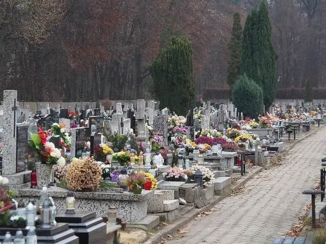 Jak przymocować wiązankę do pomnika, aby uniknąć uszkodzeń i kradzieży