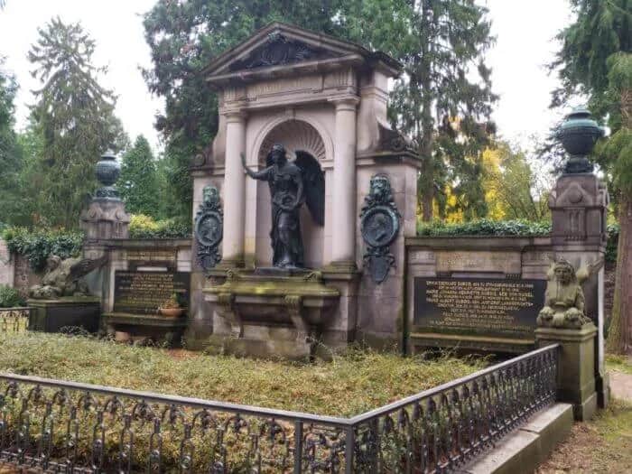 Jak wyglądają cmentarze w Niemczech – ich unikalne cechy i styl