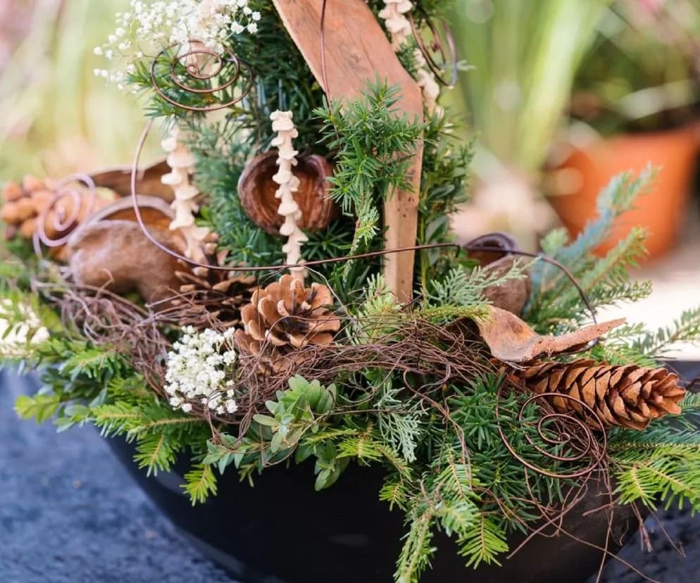 Jak obciążyć stroik na cmentarz, aby nie przewracał się w wietrze