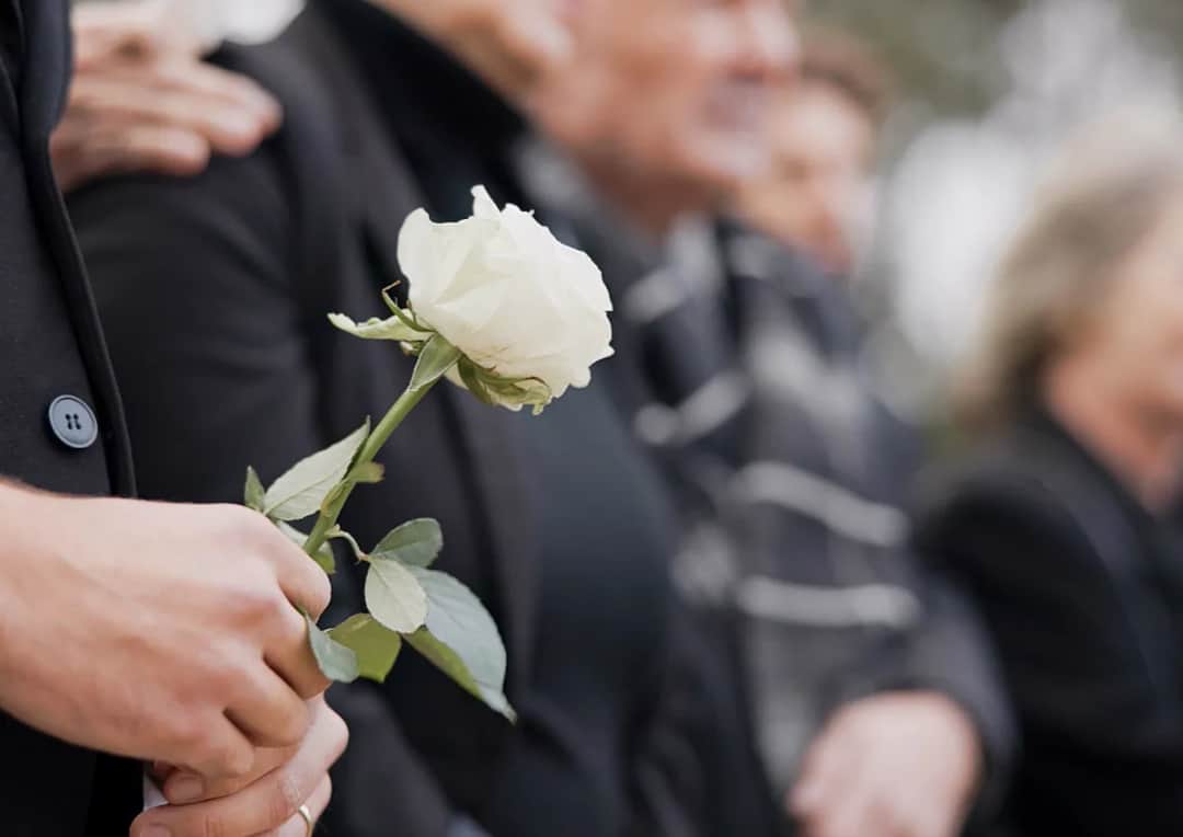 Ile trwa pogrzebu? Poznaj czas ceremonii i co warto wiedzieć