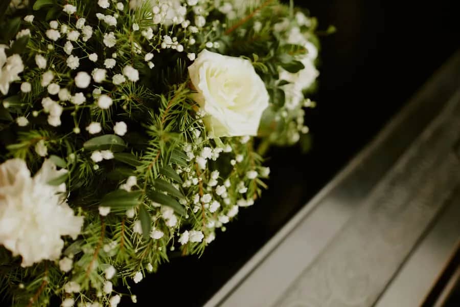 Co oznacza biała róża na pogrzebie? Symbolika i znaczenie w żalu