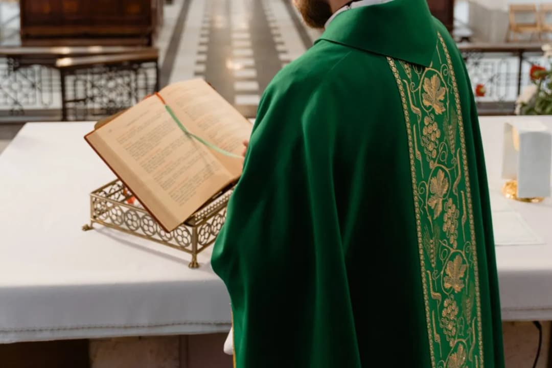 Ile ksiądz bierze za pogrzeb? Zaskakujące różnice w opłatach