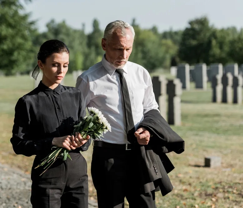 W czym na pogrzeb: jak uniknąć faux pas w stroju funeralnym