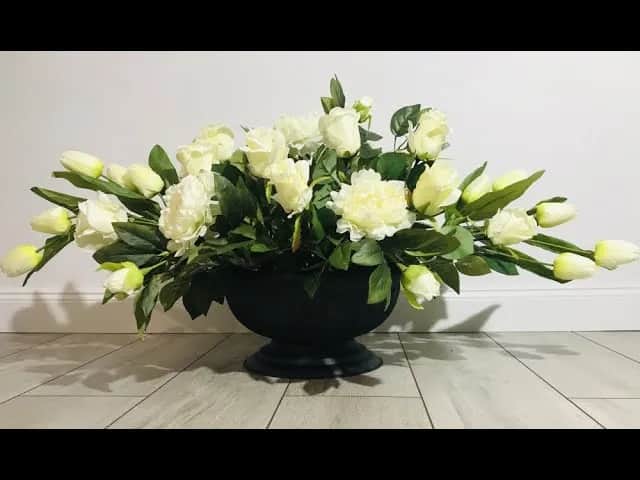 Jak zrobić wiązanki ze sztucznych kwiatów na cmentarz, by przetrwały długo