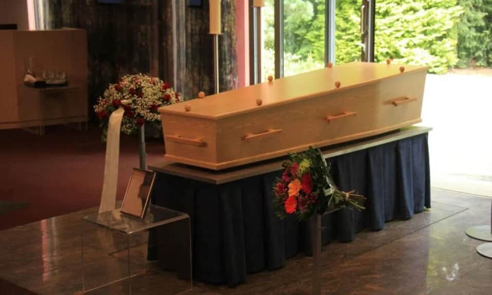 Kremacja w ubraniu czy bez - co warto wiedzieć przed decyzją?