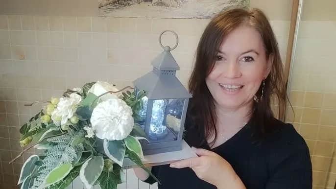 Jak zrobić stroik ze zniczem, aby zachwycić i uczcić pamięć bliskich