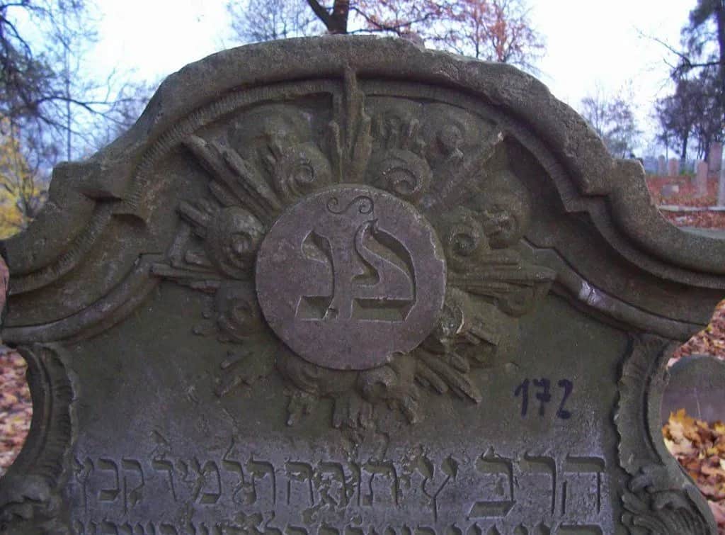 Co oznaczają kamienie na pomniku? Symbolika i tradycja żydowska