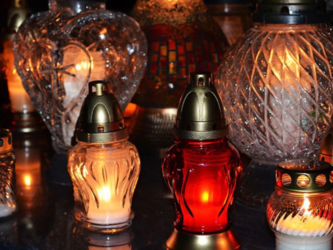 Dlaczego nie zapala się zniczy w dniu pogrzebu? Oto ważne powody