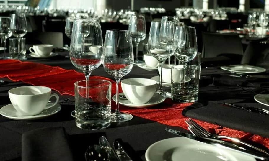 Jak zaprosić na stypę po pogrzebie bez zbędnego stresu i krępujących sytuacji