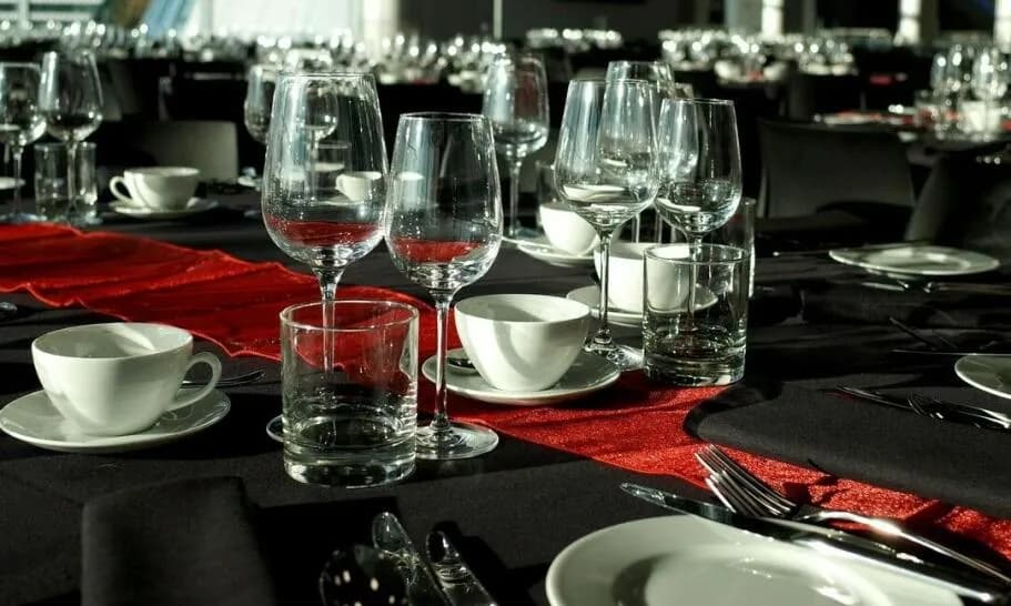 Jak zaprosić na stypę po pogrzebie bez zbędnego stresu i krępujących sytuacji