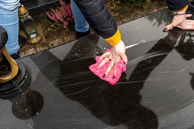 Skuteczne sposoby na zmycie wosku z pomnika bez uszkodzeń