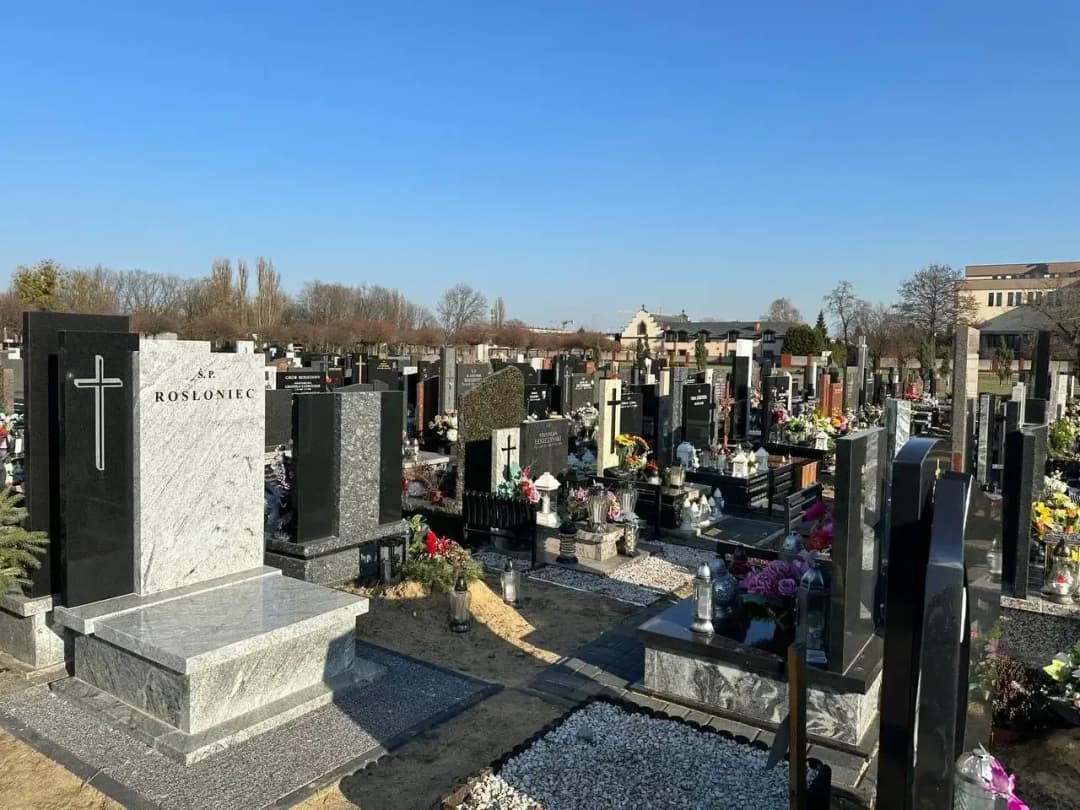 Ile kosztuje przedłużenie miejsca na cmentarzu? Sprawdź ceny i opłaty