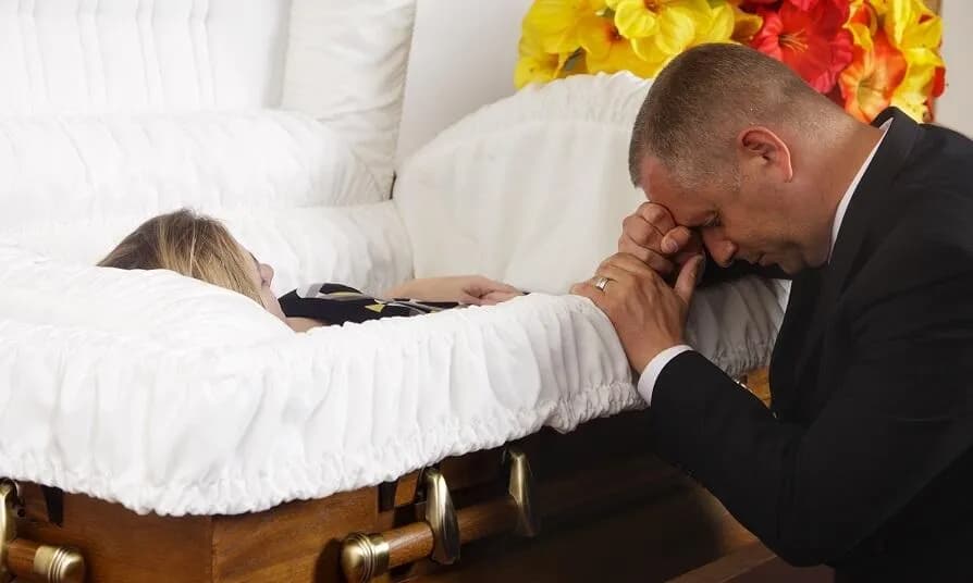 Jak ubrać zmarłego do kremacji, aby oddać mu ostatni szacunek