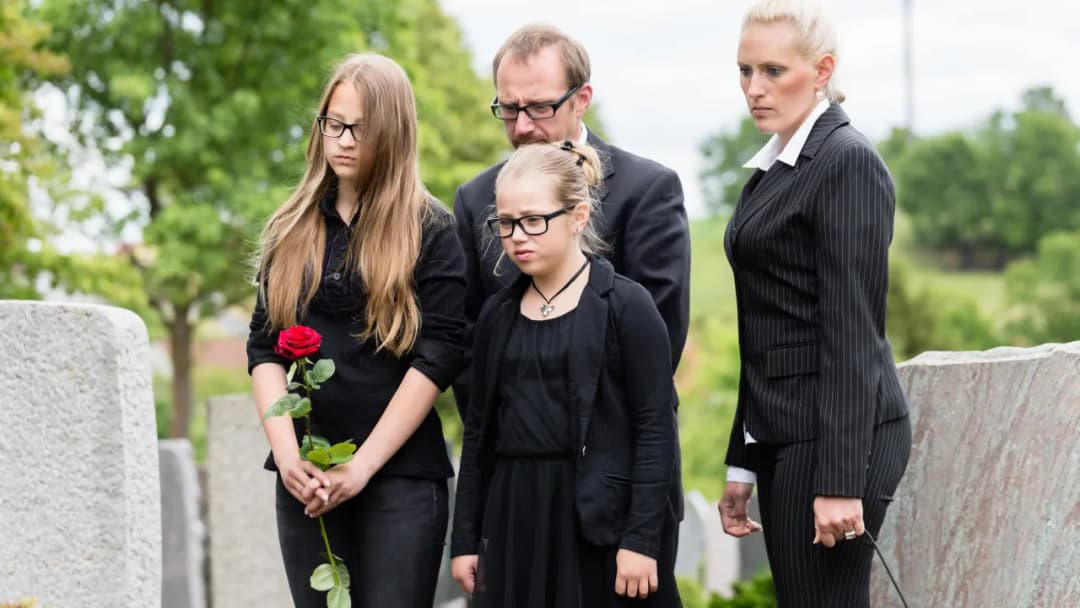 Kto powinien być na pogrzebie? Poznaj ważne zasady i zwyczaje