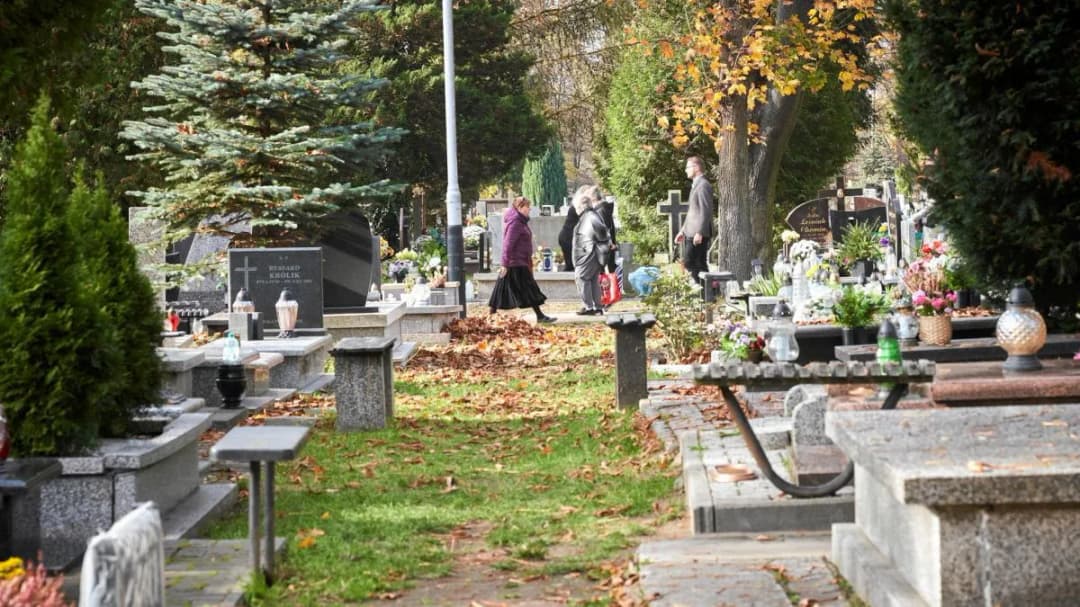 Jak znaleźć zmarłego na cmentarzu w Łodzi - skuteczne metody poszukiwań
