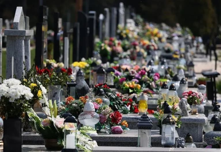 Sen o pogrzebie osoby, która już nie żyje – co to naprawdę oznacza?