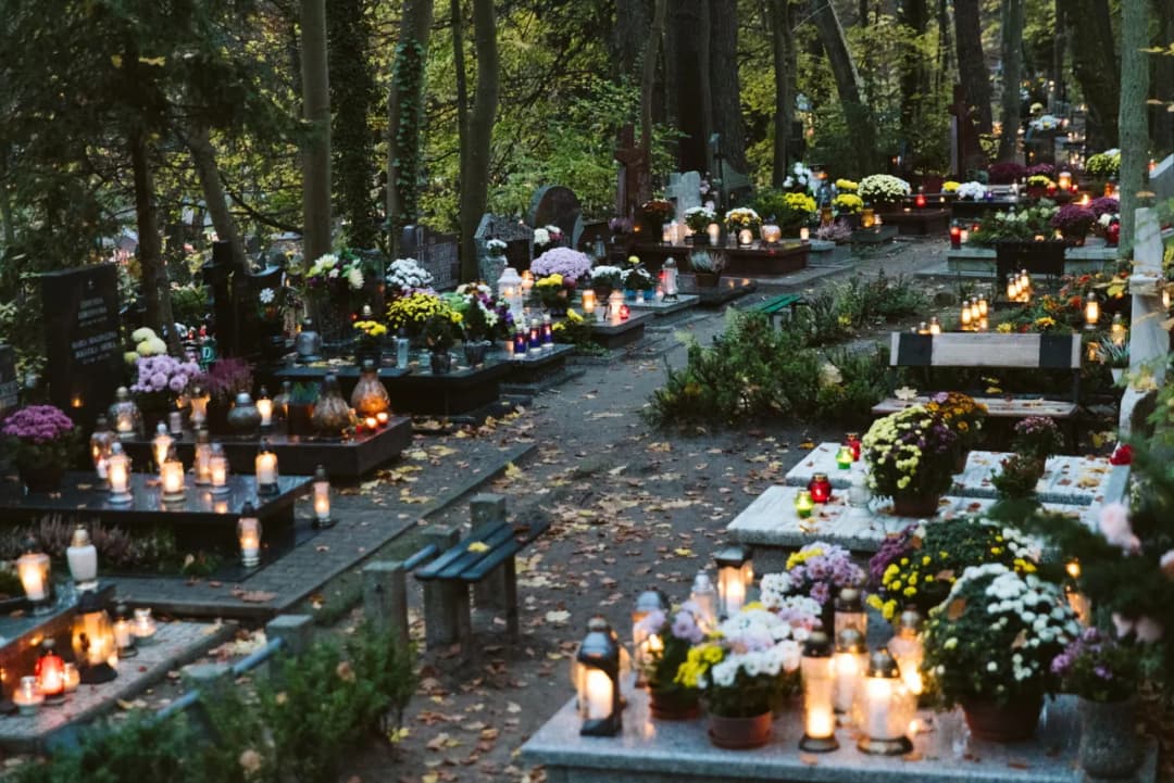 Ile kosztuje miejsce na cmentarzu w Warszawie? Poznaj zaskakujące ceny