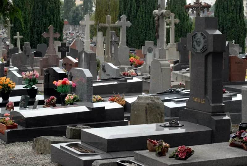Jak sprzedać miejsce na cmentarzu - poznaj prawne ograniczenia i alternatywy