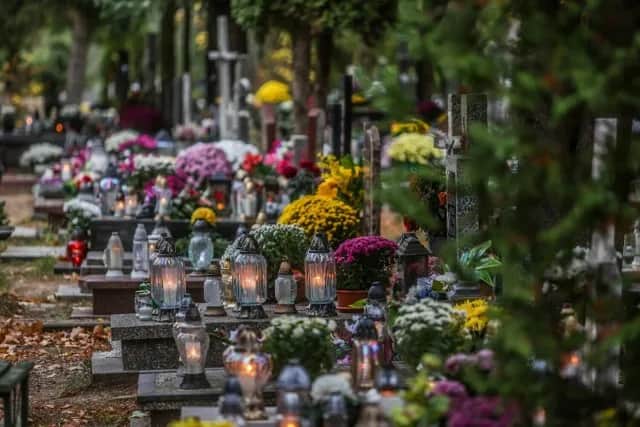 Jak zrobić lampion z kwiatami na cmentarz, który uczci pamięć bliskich