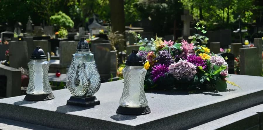 Czy palimy znicze w dniu pogrzebu? Tradycje i przesądy, które musisz znać