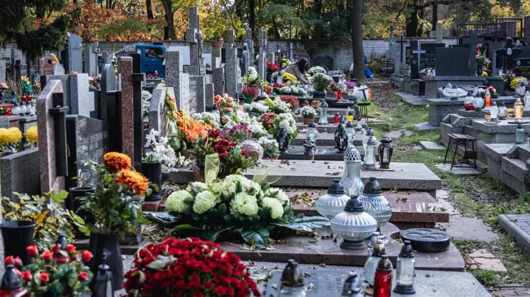 Kto jest właścicielem miejsca na cmentarzu? Poznaj swoje prawa i obowiązki